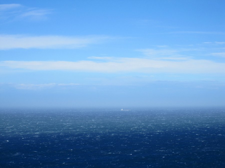 海も空も。