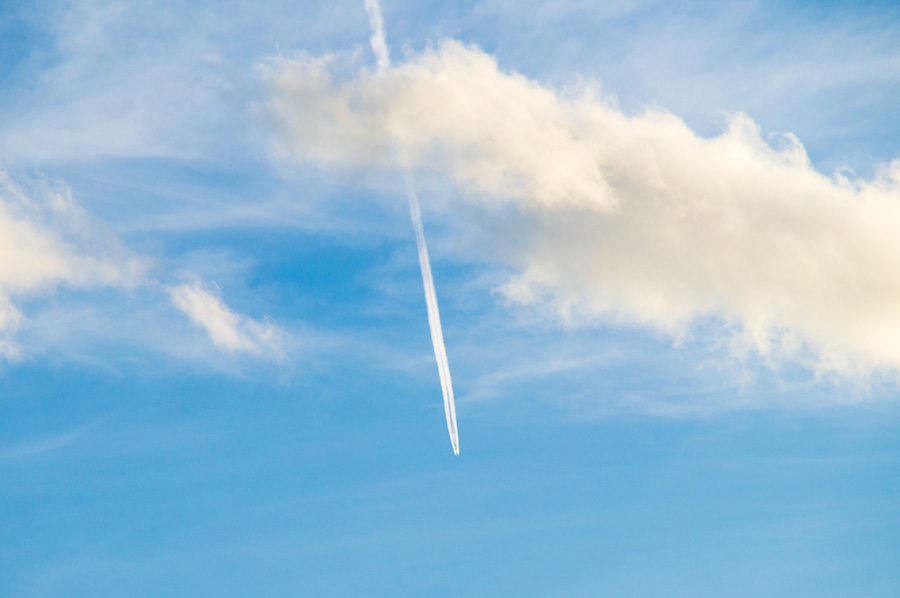 空と飛行機雲