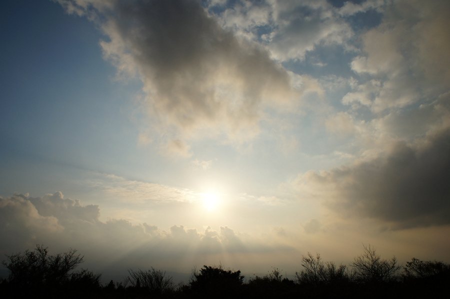 雲の切れ間に