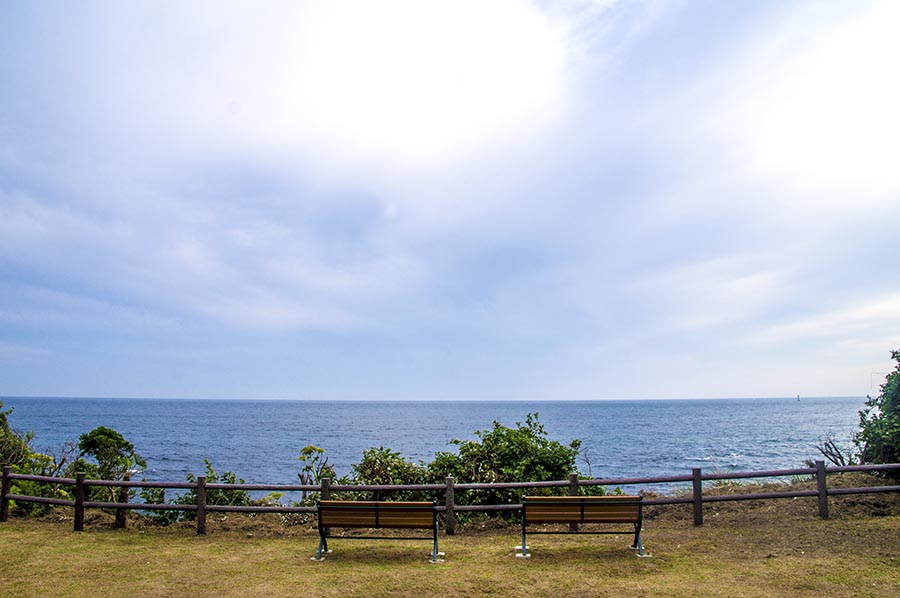 海と空とベンチと私
