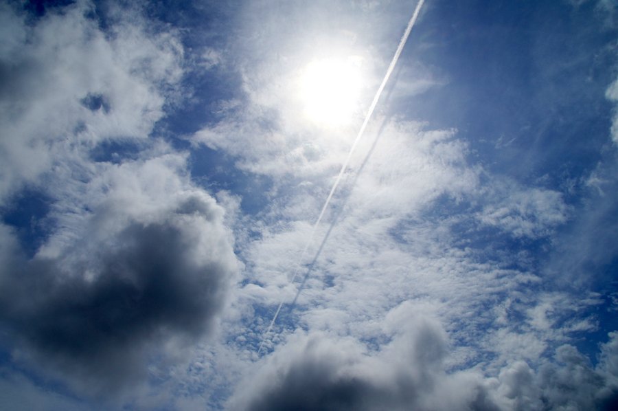 飛行機雲と影と。
