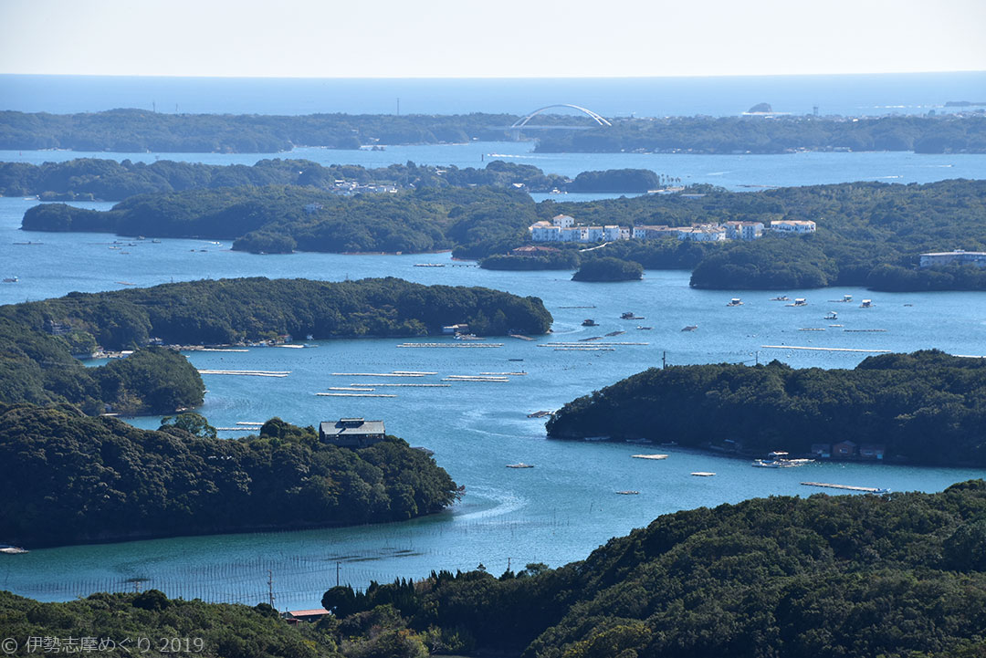 展望台から見下ろす英虞湾。入り組んだ島々と青い水面、真珠の筏