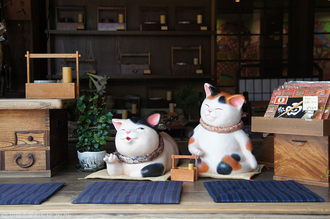 並んで座る、二匹の猫の置物