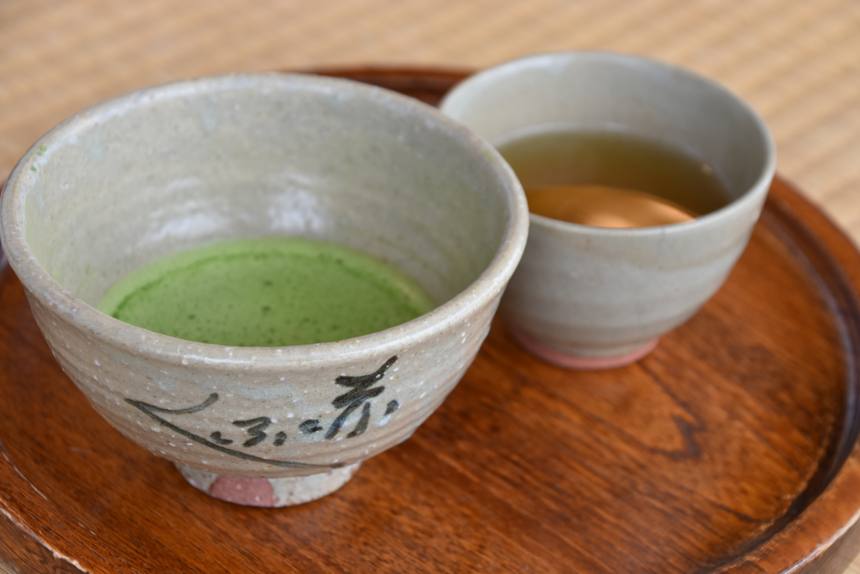 木のお盆に、緑のお抹茶の茶碗と、ほうじ茶の湯のみ