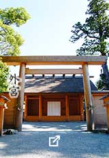 外宮（豊受大神宮）。木の鳥居と社殿