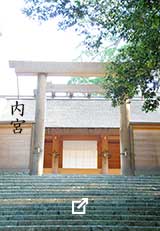 内宮（皇大神宮）。石段の上に、木の鳥居と社殿
