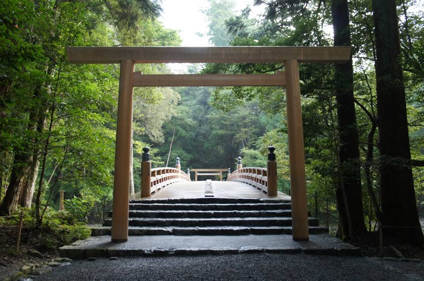 風日祈宮橋。手前の鳥居の奥に、白く光る橋と木の欄干が見える