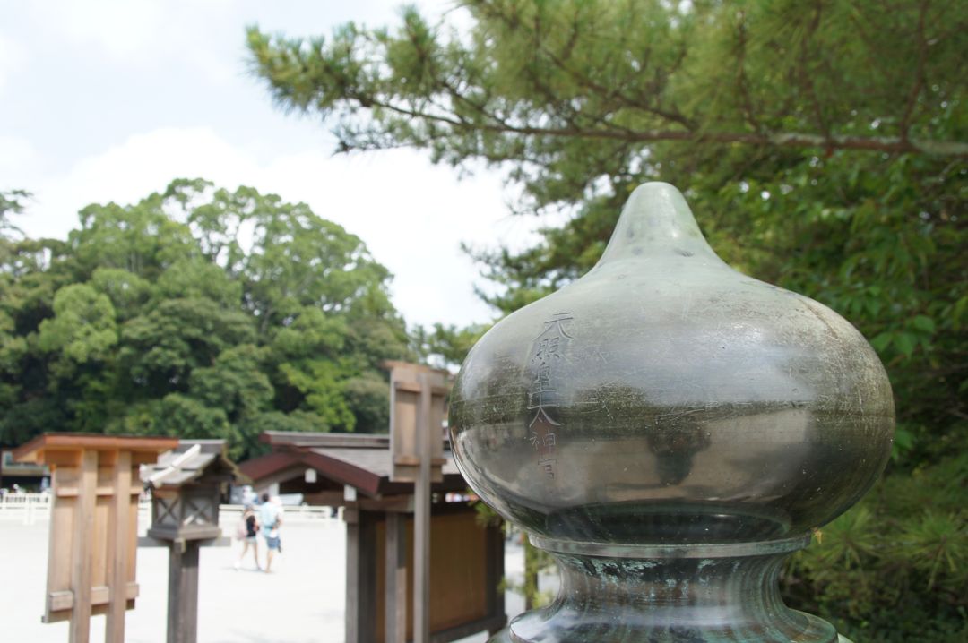 宇治橋の擬宝珠。ふくらんだ金属の表面に、まわりの木々が映っている