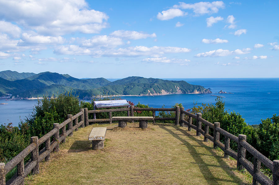 あけぼの展望台。木の柵の先のリアス式海岸線