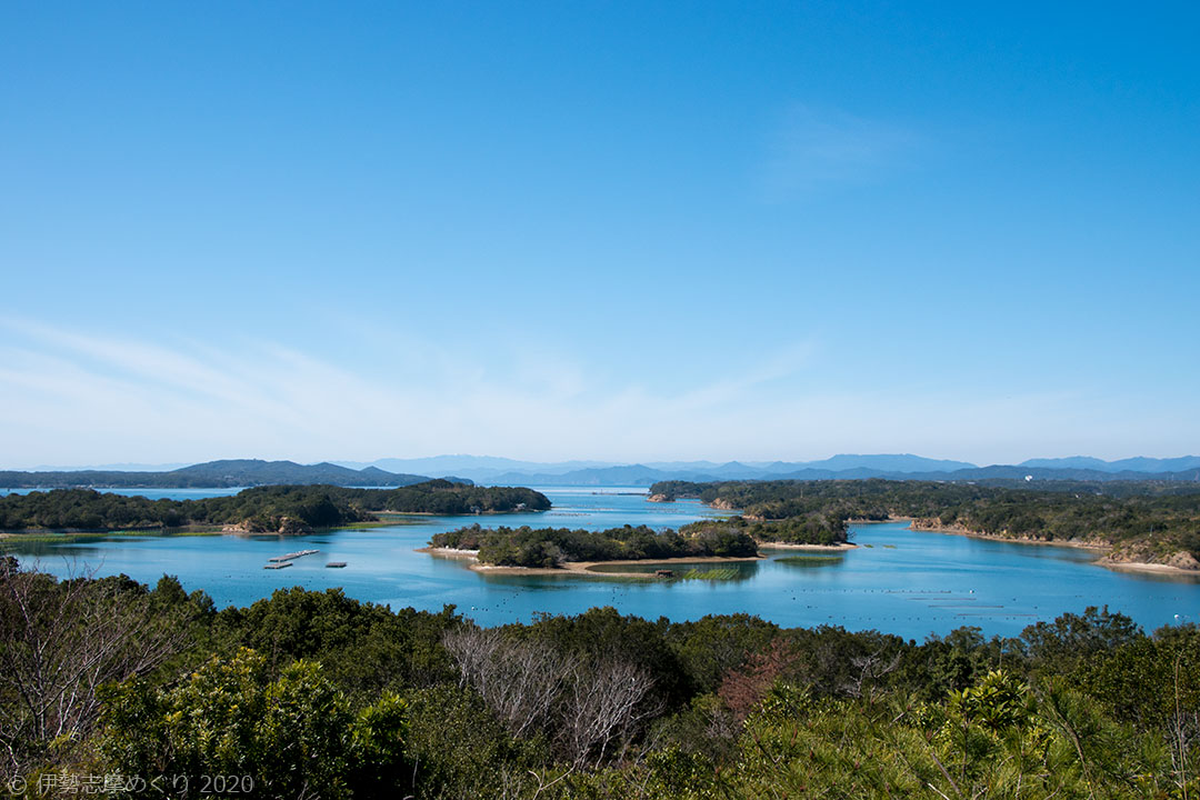 桐垣展望台。入り江と島が並ぶ景色