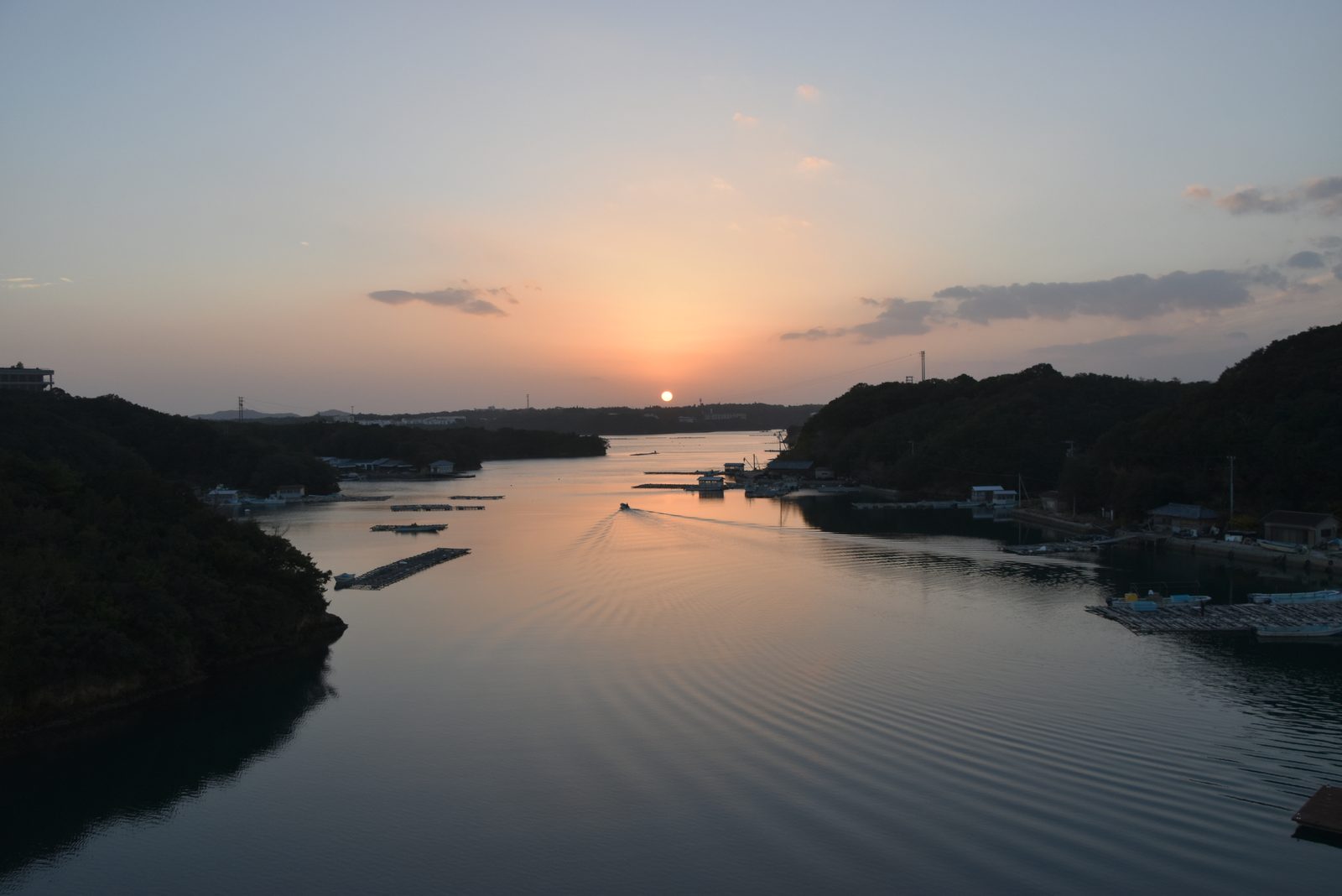 賢島大橋の上から見た英虞湾。入り江の奥に日が沈みかけ、水面がしずかに染まっている