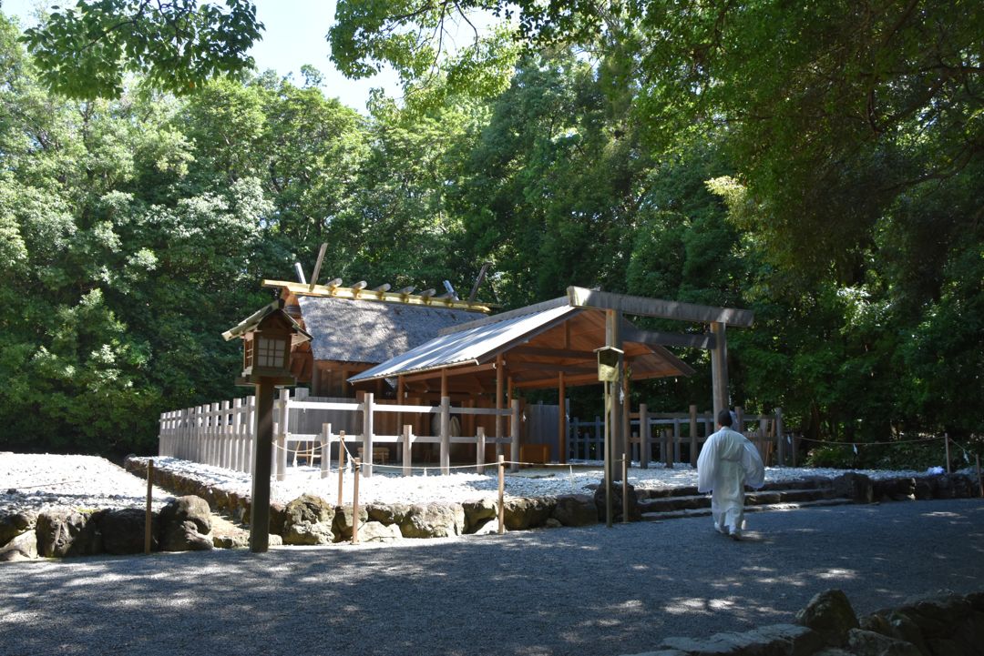 木漏れ日の倭姫宮。緑に囲まれた社殿と石灯籠が、玉砂利の庭に立っている